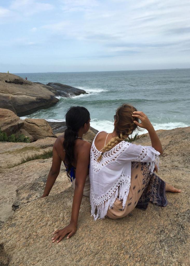 学生们在巴西的岩石海岸